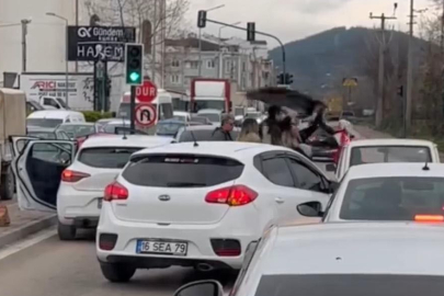 Bursa'da yol verme kavgasında vatandaşlar birbirine girdi