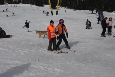 Görme engelli gençler Uludağ’da kayak öğrendi