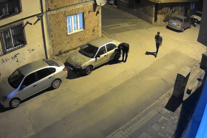 Bursa'da araç lastiğini patlatan şahıs kamerada