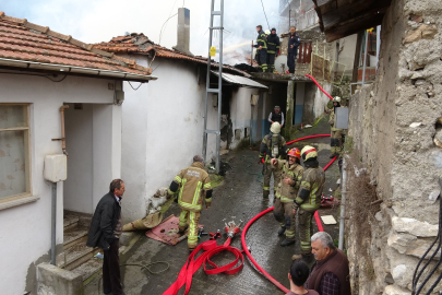 Araçların giremediği mahallede çıkan yangın güçlükle söndürüldü