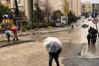 Bursa’da şiddetli yağmur hayatı olumsuz etkiledi