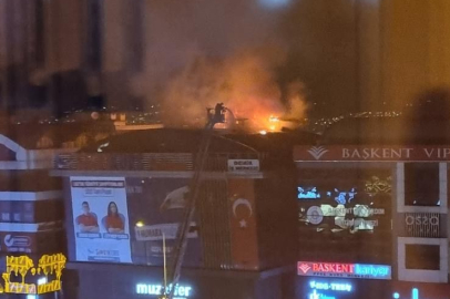 Bursa’da iş merkezinin çatısı alev alev yandı