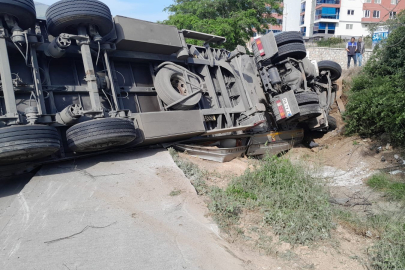 Takla atan tır, trafiği kapattı