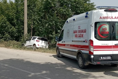 Kontrolden çıkan otomobil direğe çarptı, sürücü yaralandı