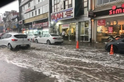 Bursa'da cadde ve sokaklar göle döndü