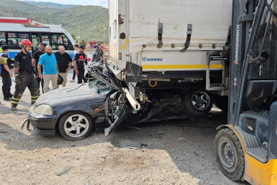 Bursa'da feci kaza! Otomobil TIR'ın altına girdi: 2 ölü