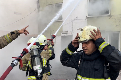 Bursa'da 3 katlı bina alev alev yandı