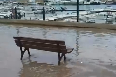 Bursa'da yağan yağmur yolları göle çevirdi