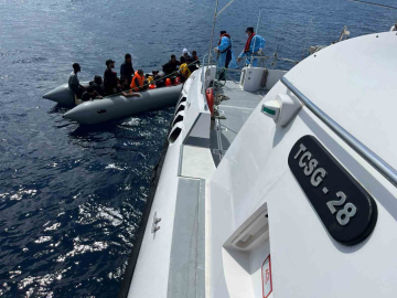 (Özel) Yunanistan ölüme terk ediyor, Türk Sahil Güvenlik kurtarıyor