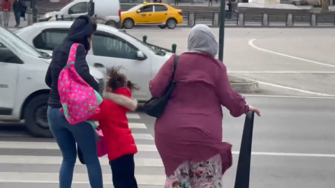 Fırtına Bursa’da adeta insanları uçurdu, kadınlar ve çocuklar zor anlar yaşadı