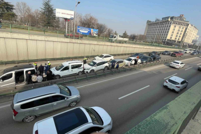 Bursa'da  üç şeritli yolda çarpışan arabalar var...