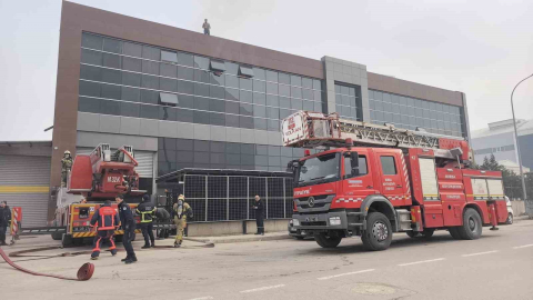 Tekstil fabrikasında yangın: 1 itfaiye eri yaralı